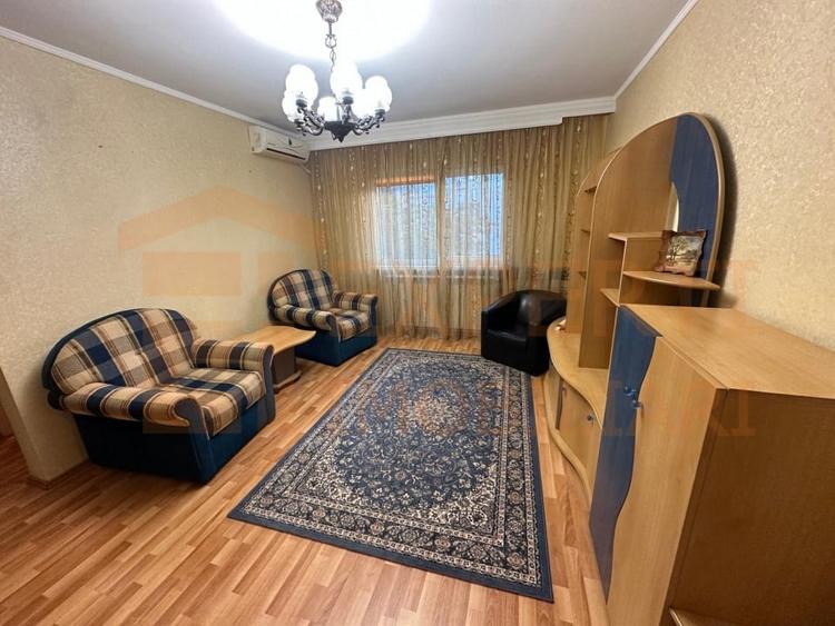 Apartament cu 3 camere semidecomandat, mobilat în Far