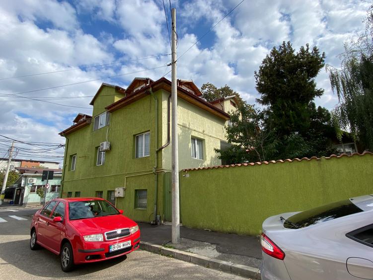 Casă individuală cu 8 camere cu Canalizare în Bucureștii Noi