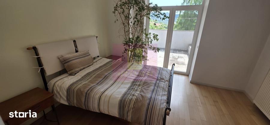 Casă cu 10 camere cu Teren 2813 Mp în Central