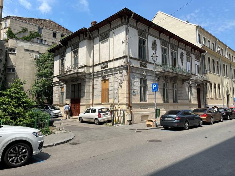 Casă individuală cu 17 camere cu Canalizare în Grădina Icoanei