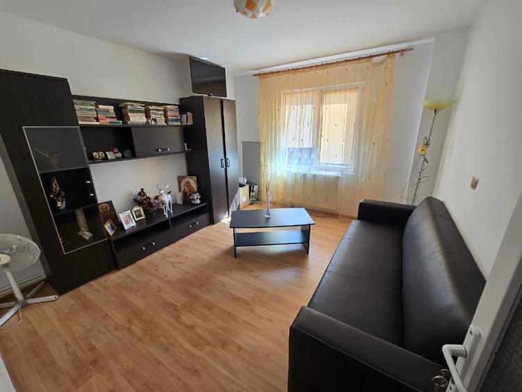 Casă individuală cu 7 camere cu Canalizare în Central