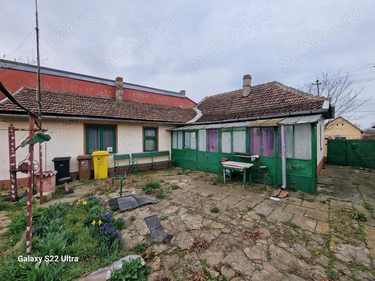 Casă cu 2 camere cu Teren 1200 Mp în Central