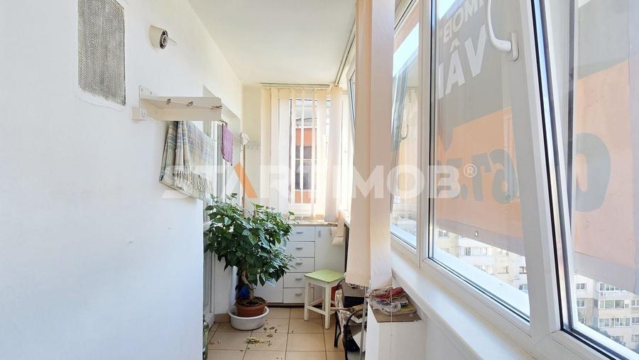 Apartament cu 3 camere decomandat în Calea București