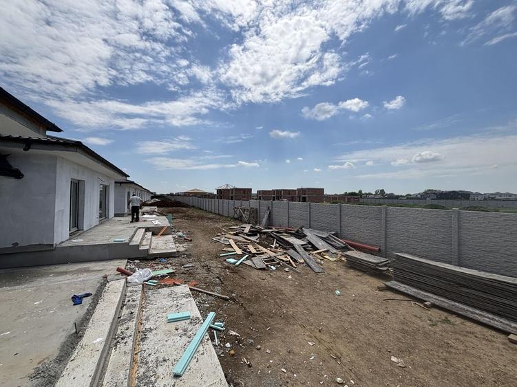Casă individuală cu 4 camere cu Canalizare în Tunari