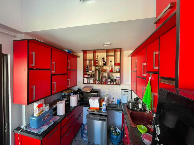 Apartament cu 3 camere semidecomandat în Berceni