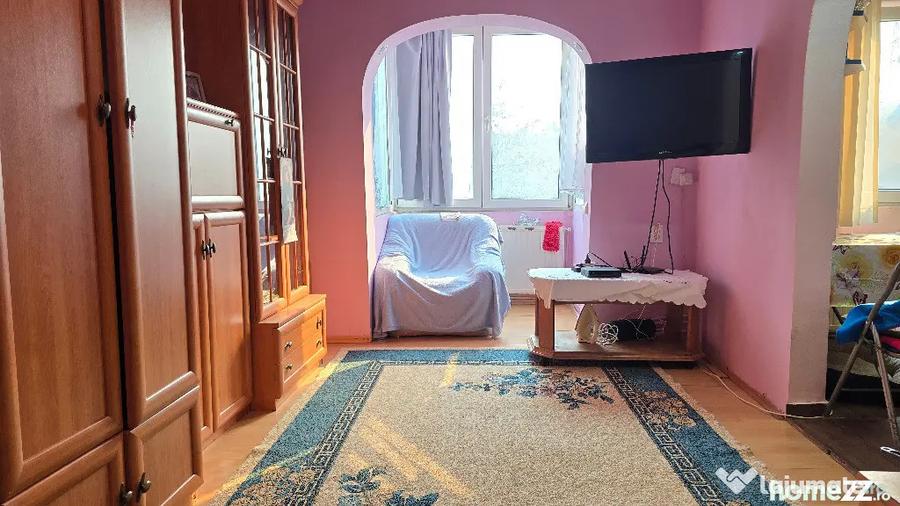 Apartament cu 3 camere semidecomandat în Micro 15