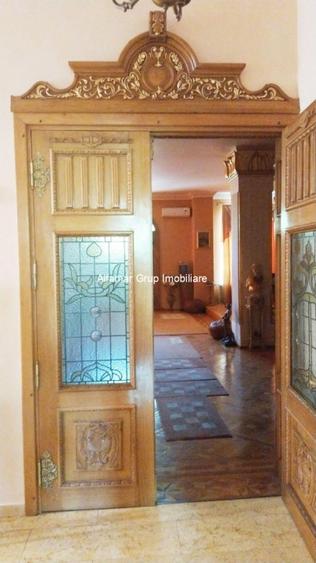 Casă individuală cu 9 camere cu Canalizare în Cotroceni
