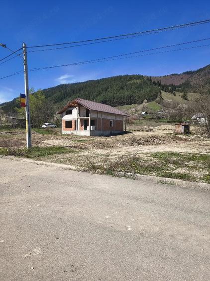 Casă cu Teren 990 Mp în Tașca