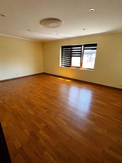 Casă individuală cu 6 camere cu Garaj în Periferie