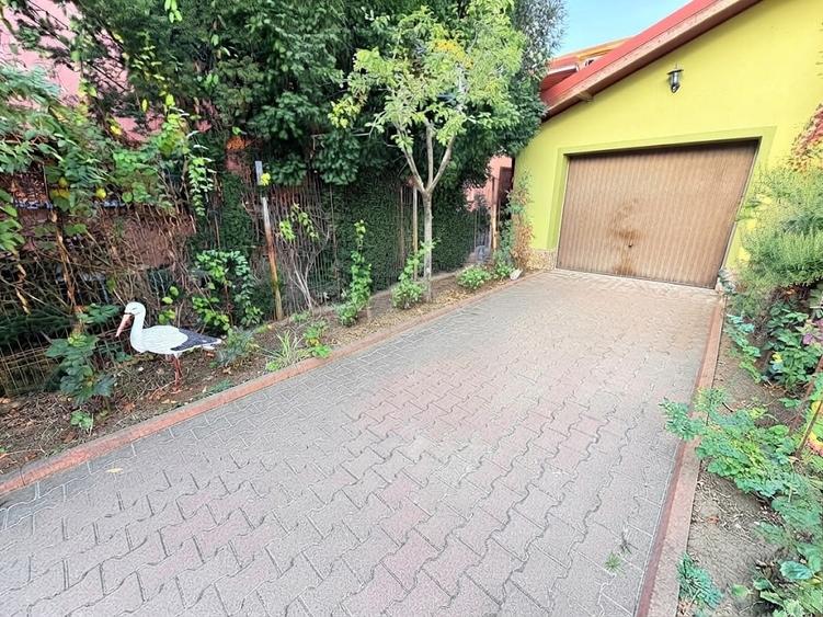 Casă individuală cu 5 camere cu Canalizare în Sud