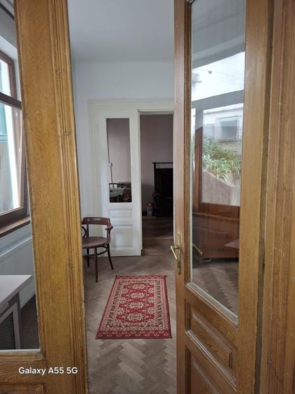 Apartament cu 3 camere semidecomandat în Schei