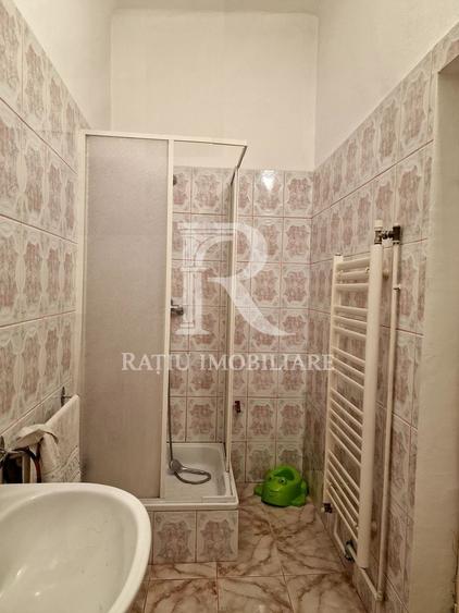 Casă individuală cu 6 camere cu Canalizare în Central