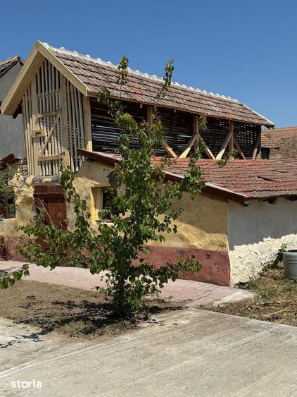 Casă cu 6 camere cu Teren 2271 Mp în Livezile