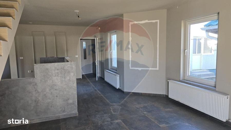 Casă cu 4 camere cu Teren 1300 Mp în Gălănești