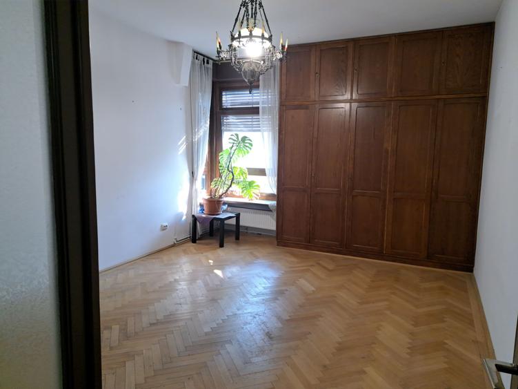 Apartament cu 3 camere nedecomandat, mobilat în Armeneasca