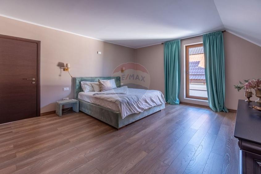Casă individuală cu 9 camere cu Teren 2000 Mp în Feleacu