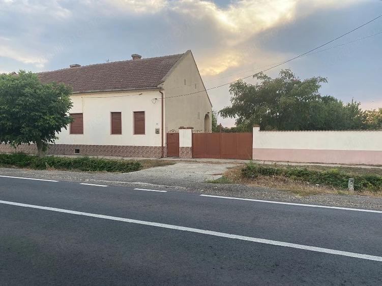 Casă cu 4 camere cu Teren 150 Mp în Cenei