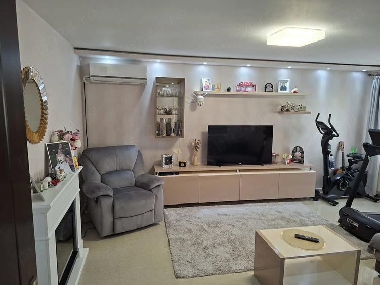Apartament cu 3 camere decomandat în 1 Decembrie