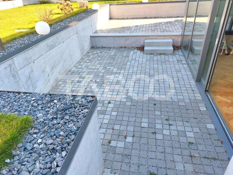 Casă individuală cu 11 camere cu Canalizare în Central
