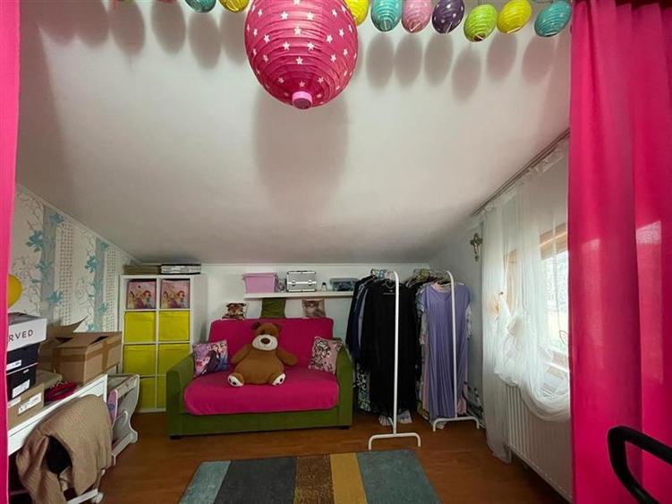 Casă individuală cu 5 camere cu Canalizare în Central