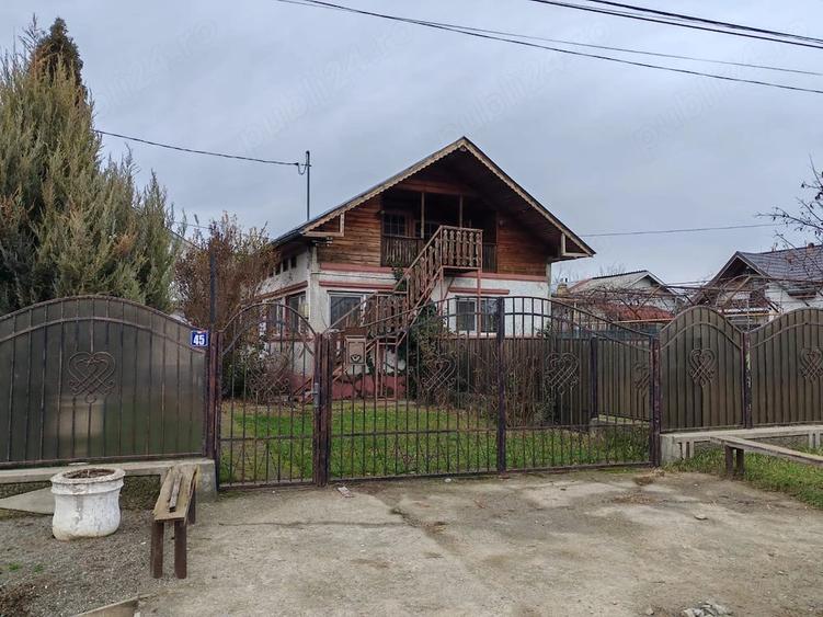 Casă cu 2 camere cu Teren 2600 Mp în Dărmănești