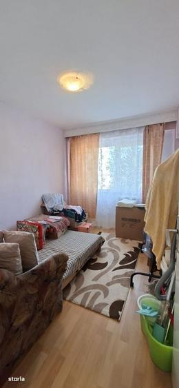 Apartament cu 3 camere semidecomandat în Mioriței