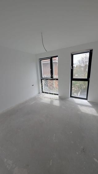 Apartament cu 3 camere semidecomandat în Calea Moldovei