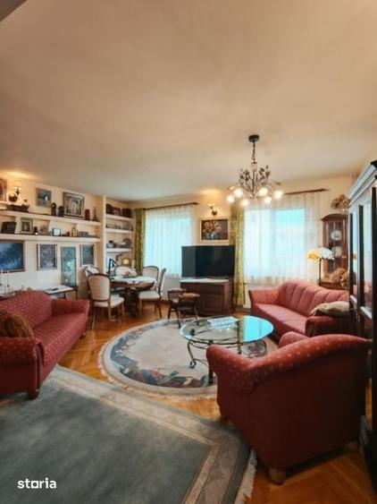 Casă cu 7 camere cu Teren 608 Mp în Central