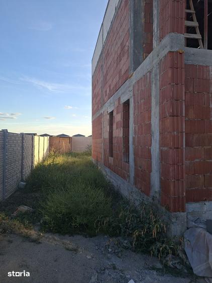 Casă cu 5 camere cu Teren 300 Mp în Malu Mare