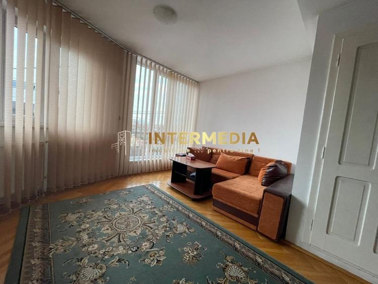 Casă individuală cu 8 camere cu Canalizare în Cetate