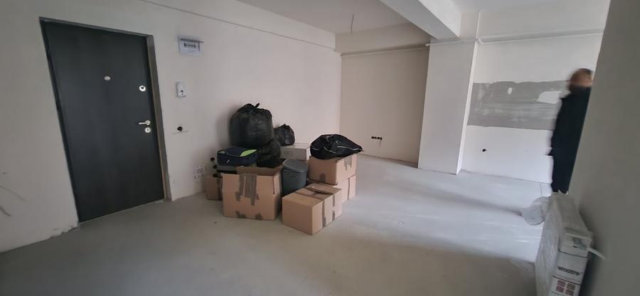 Apartament cu 3 camere semidecomandat în Florești