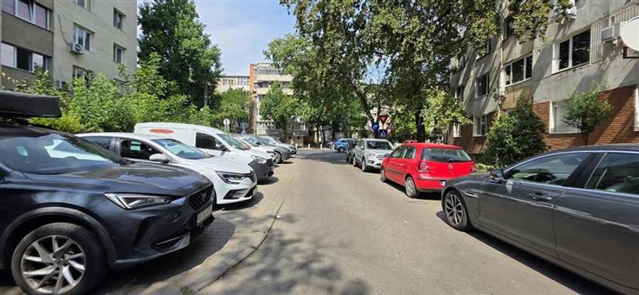 Apartament cu 3 camere semidecomandat în Circumvalațiunii