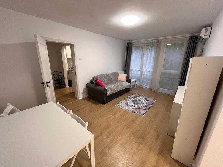 Apartament cu 3 camere semidecomandat în Titan