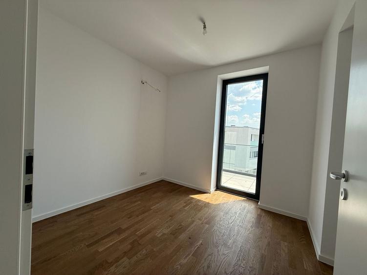 Apartament cu 3 camere semidecomandat în Băneasa