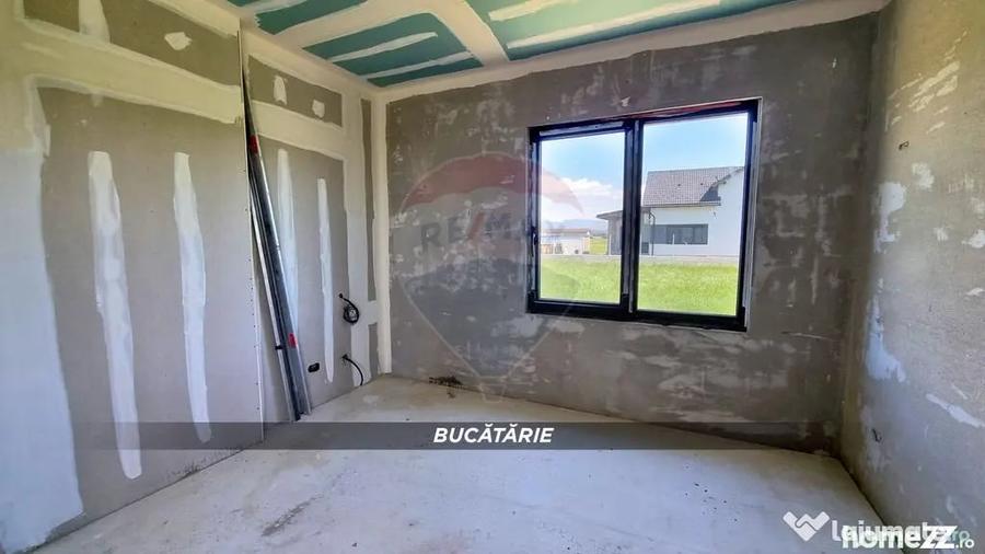 Casă cu 5 camere cu Teren 900 Mp în Mocira
