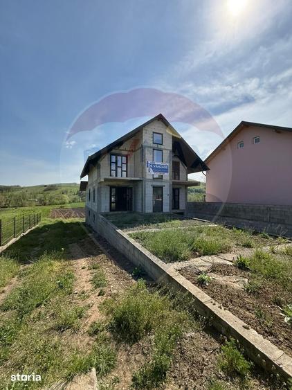 Casă cu 7 camere cu Teren 1800 Mp în Preutești