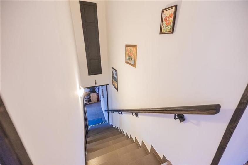 Casă cu 8 camere cu Garaj în Exterior Est