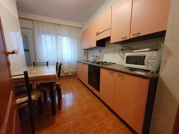 Apartament cu 3 camere semidecomandat în Olteniței