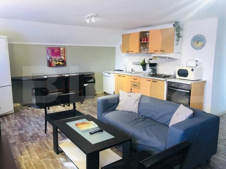 Apartament cu 3 camere semidecomandat, mobilat în Calea Severinului