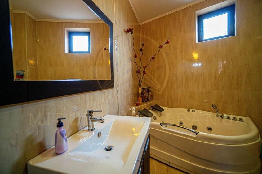 Casă individuală cu 7 camere cu Canalizare în Palazu Mare