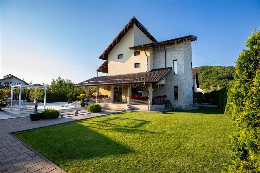 Casă cu 6 camere cu Teren 1700 Mp în Exterior Nord