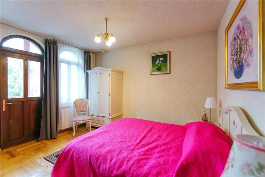 Casă cu 8 camere cu Teren 1000 Mp în Moroieni