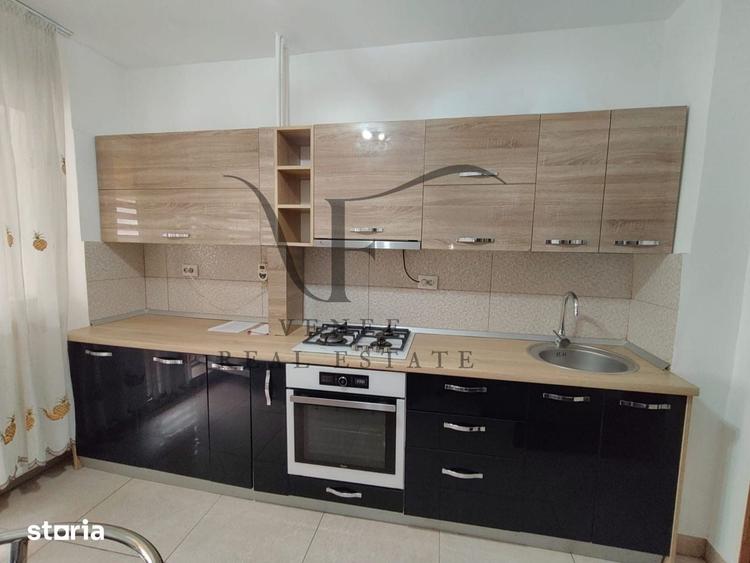 Apartament cu 3 camere semidecomandat în Centrul Civic