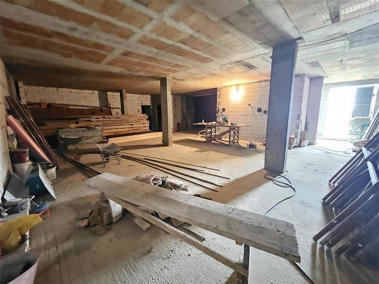 Spațiu comercial, de 1,000 mp, în Exterior Sud