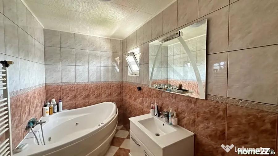 Casă cu 7 camere cu Teren 180 Mp în Vatra Luminoasă