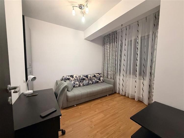 Apartament cu 3 camere semidecomandat, mobilat în Moșilor