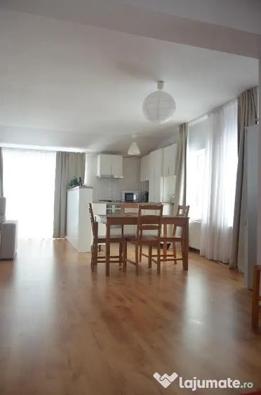 Apartament cu 3 camere decomandat în Poiana Țapului