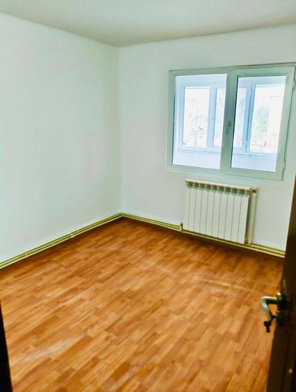 Apartament cu 4 camere semidecomandat în Micro 39