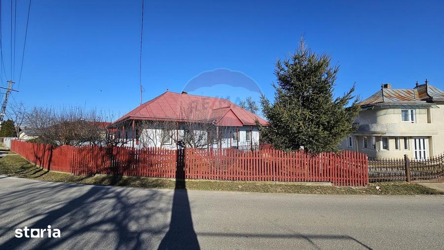 Casă cu 3 camere cu Teren 4900 Mp în Central