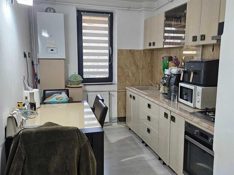 Apartament cu 3 camere semidecomandat în Calea București